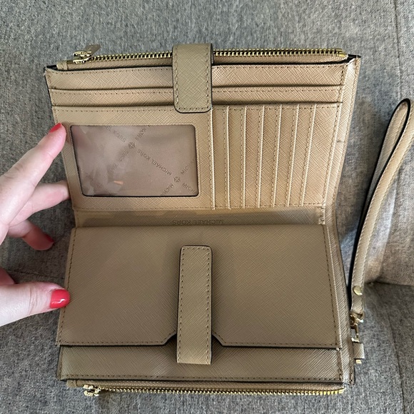 Michael Kors Adele Smartphone Wallet - Picture 3 of 4